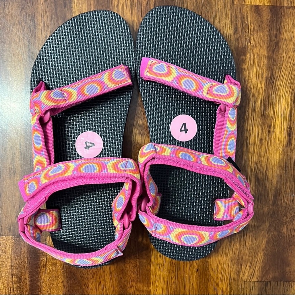 TEVA size 4 (big kids) NEW